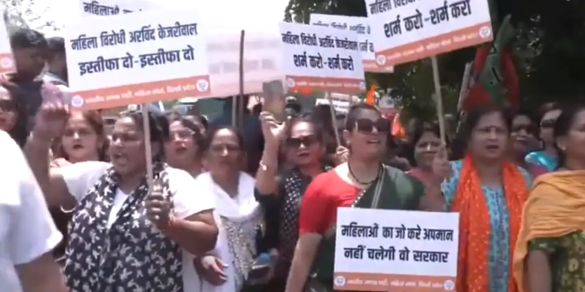 BJP Women Protest Infront of Arvind Kejriwal House in Delhi